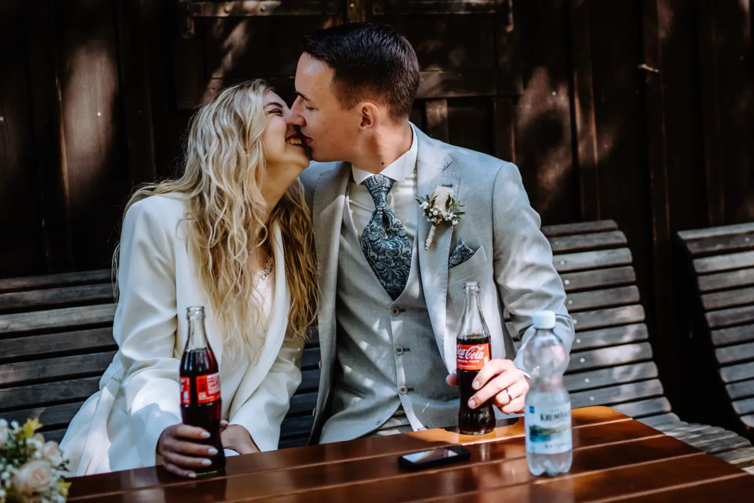 Ehrliche Hochzeitsfotos - ein glückliches Ehepaar nach der Trauung