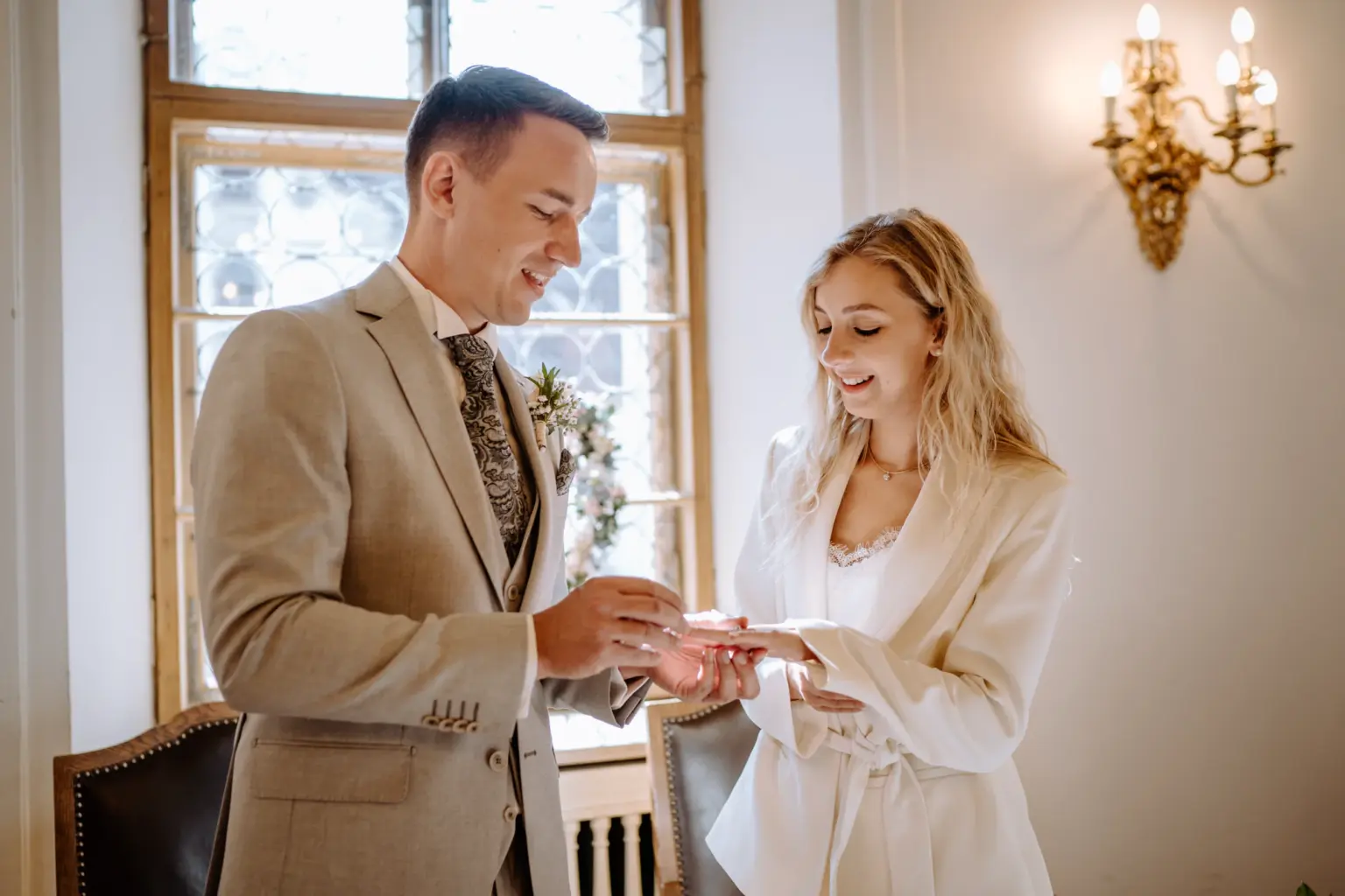 Ringtausch bei der intimen Hochzeit im Standesamt in Füssen