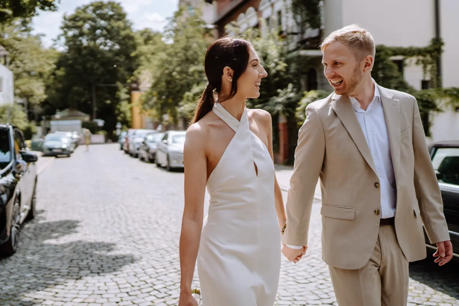 Hand in Hand durch die Straßen um den Englischen Garten