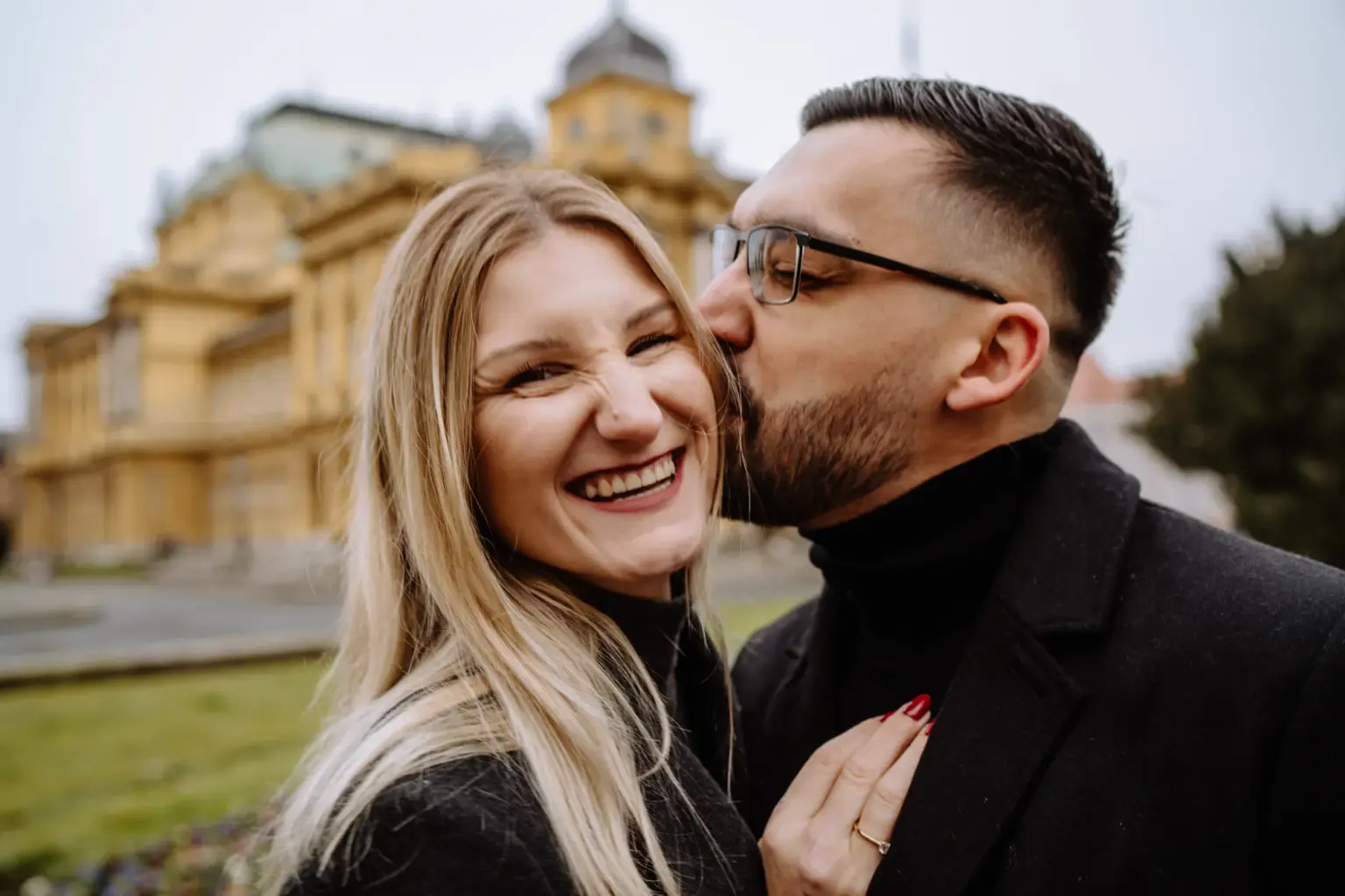 Glückliches Paar nach den Paarfotos in Zagreb