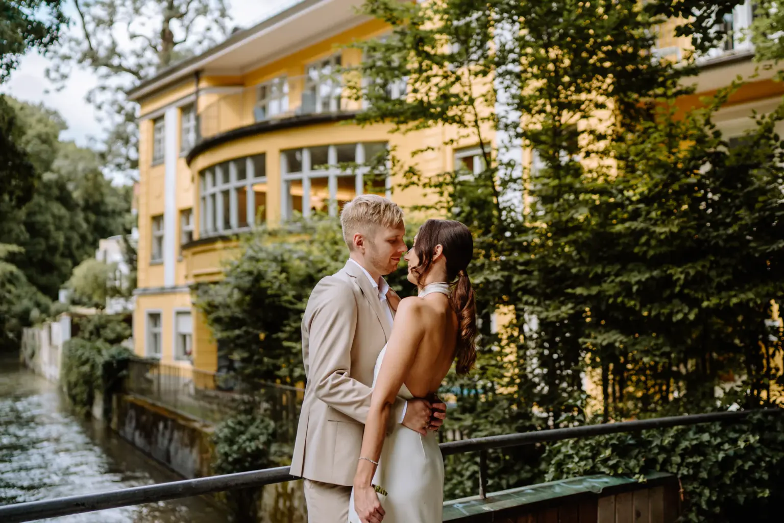 Hochzeitsfotos hinter dem Standesamt in der Mandlstraße