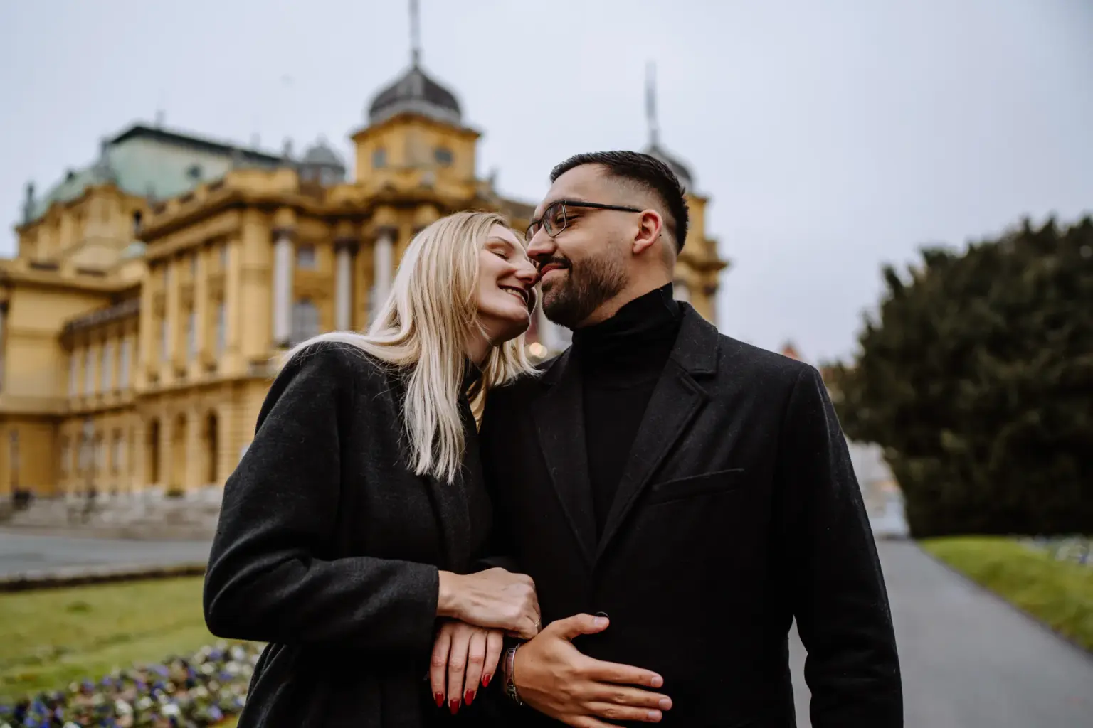 Paar läuft verliebt vor dem Nationaltheater in Zagreb