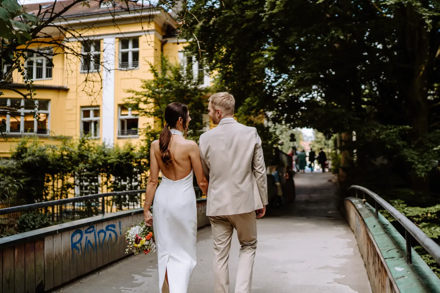 Paarfotos direkt nach dem Standesamt