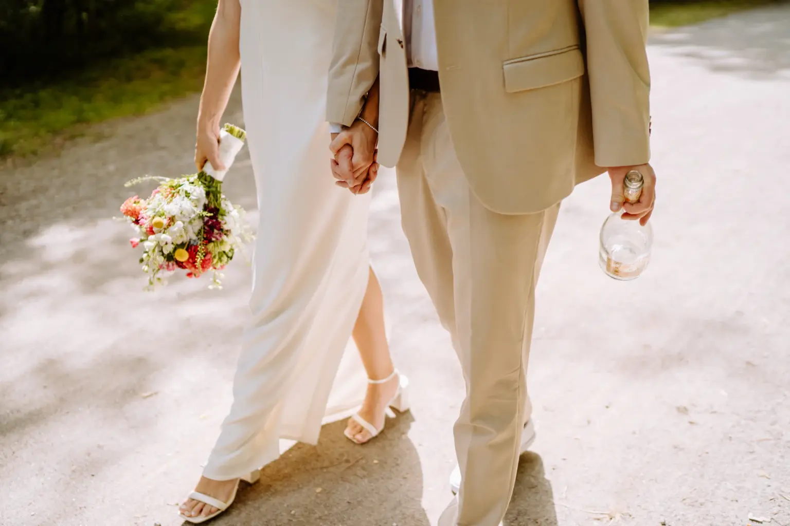 Brautpaar Hand in Hand im Englischen Garten