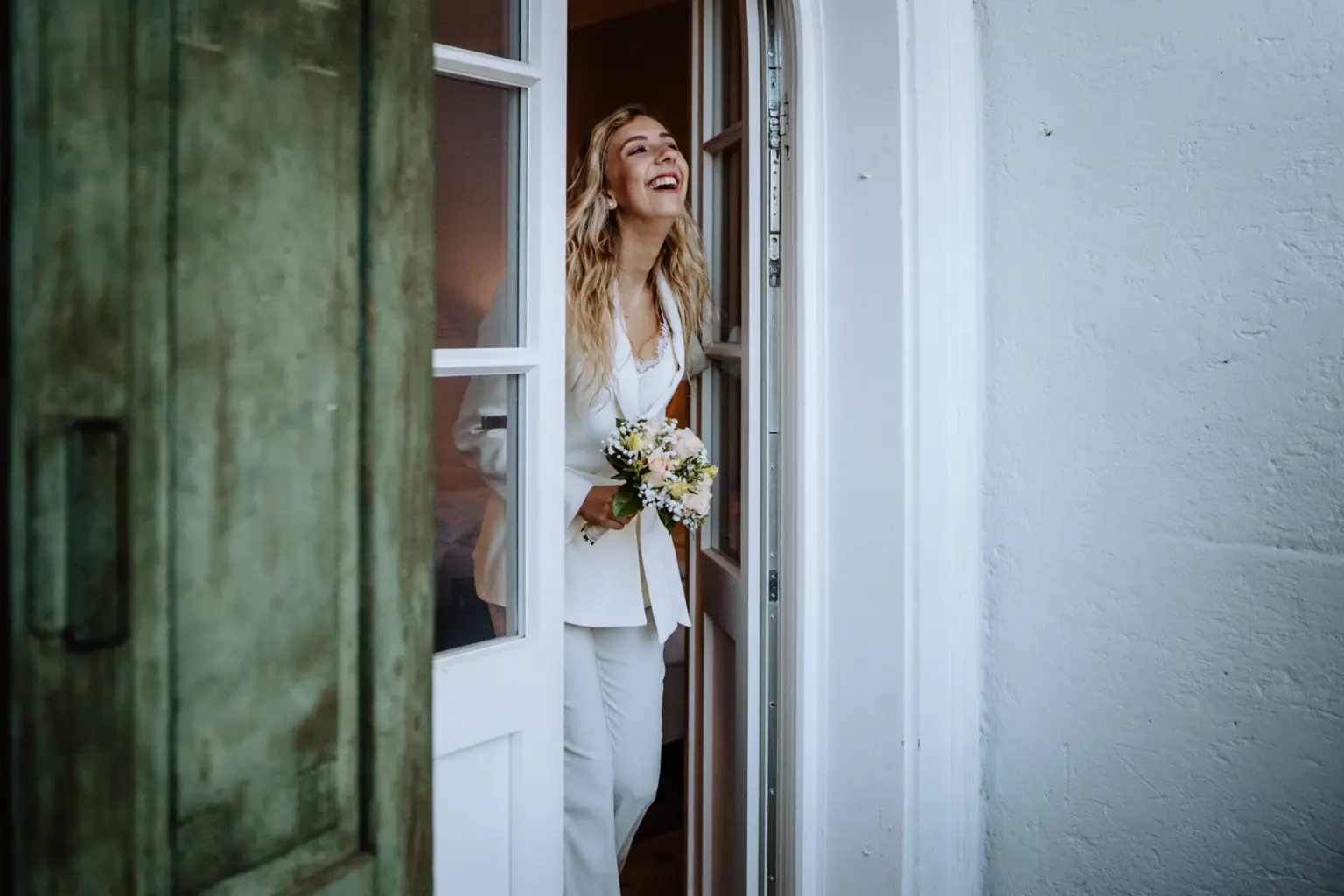 Authentische Stimmung beim gemeinsamen Fertigmachen am Hochzeitstag