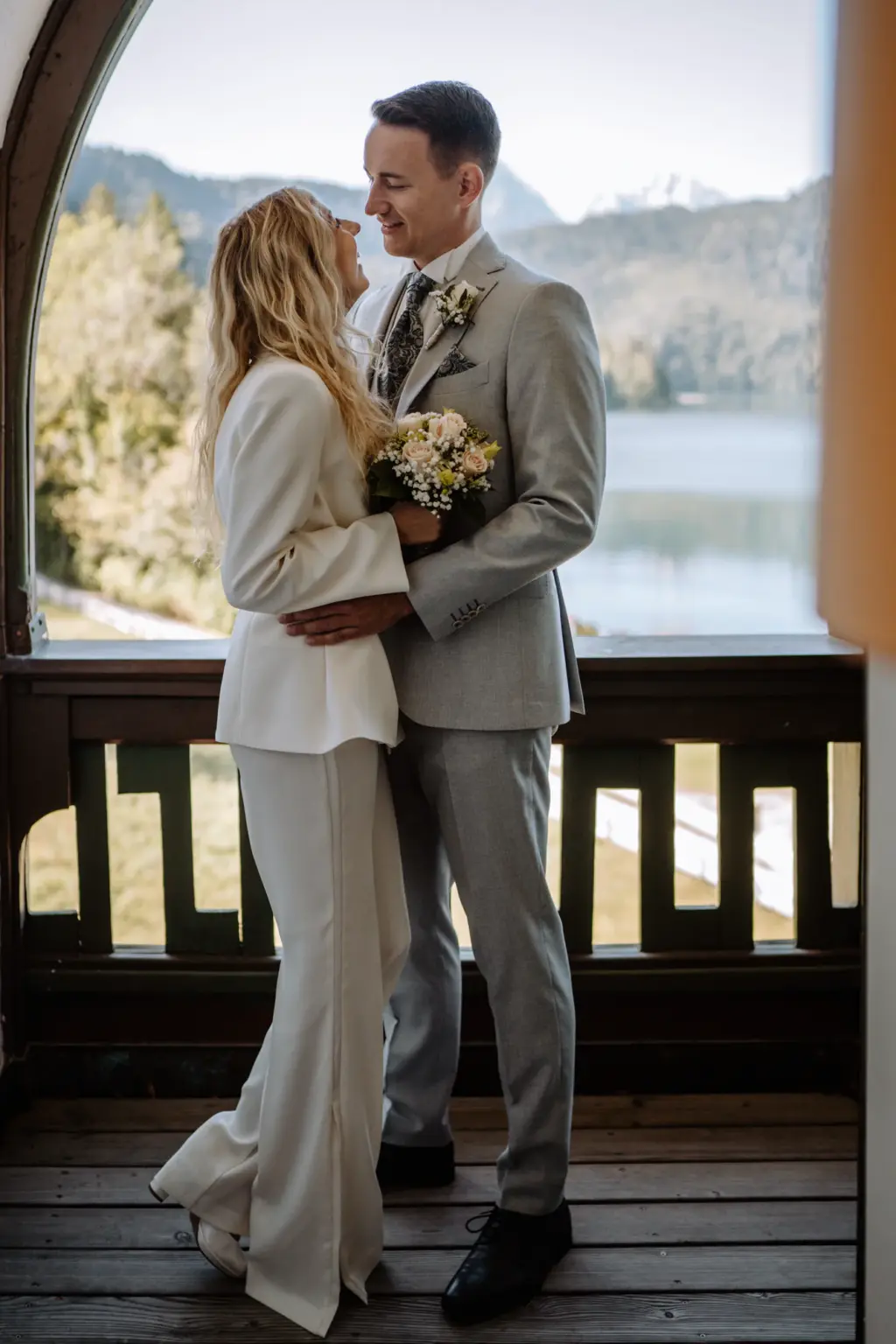 Brautpaarfotos auf einem Balkon im Amaron Hotel