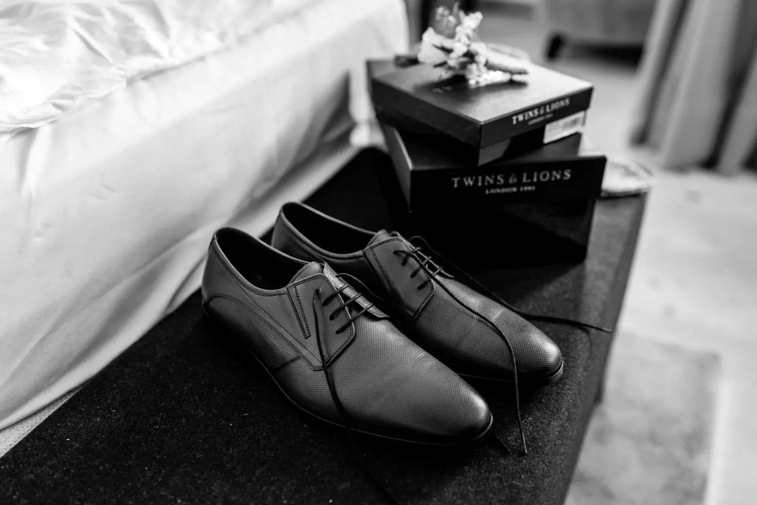 Detailfotos von dem Schuhen und den Accessoires vom Bräutigam