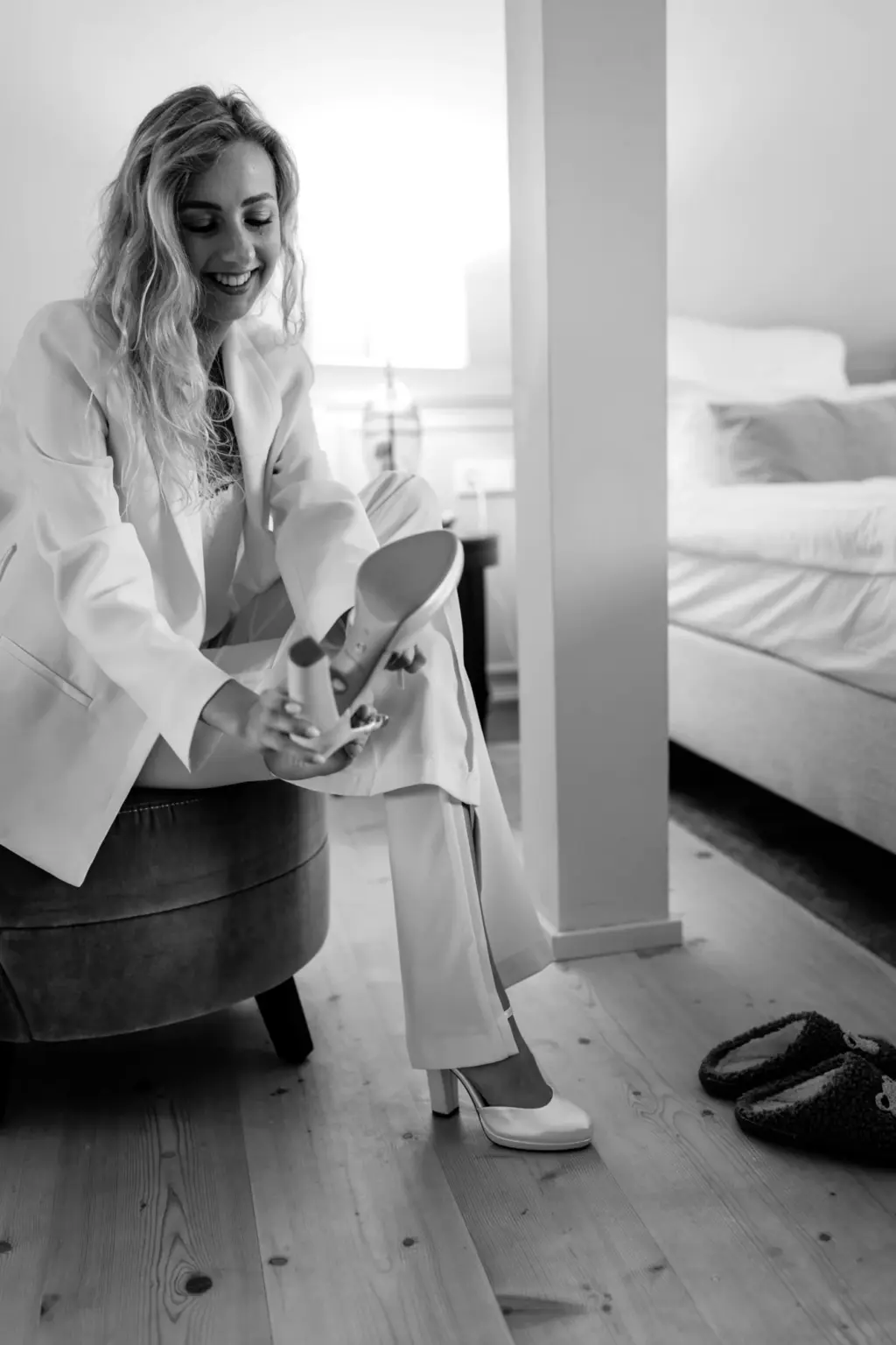 Braut macht sich fertig für die standesamtliche Hochzeit in Füssen