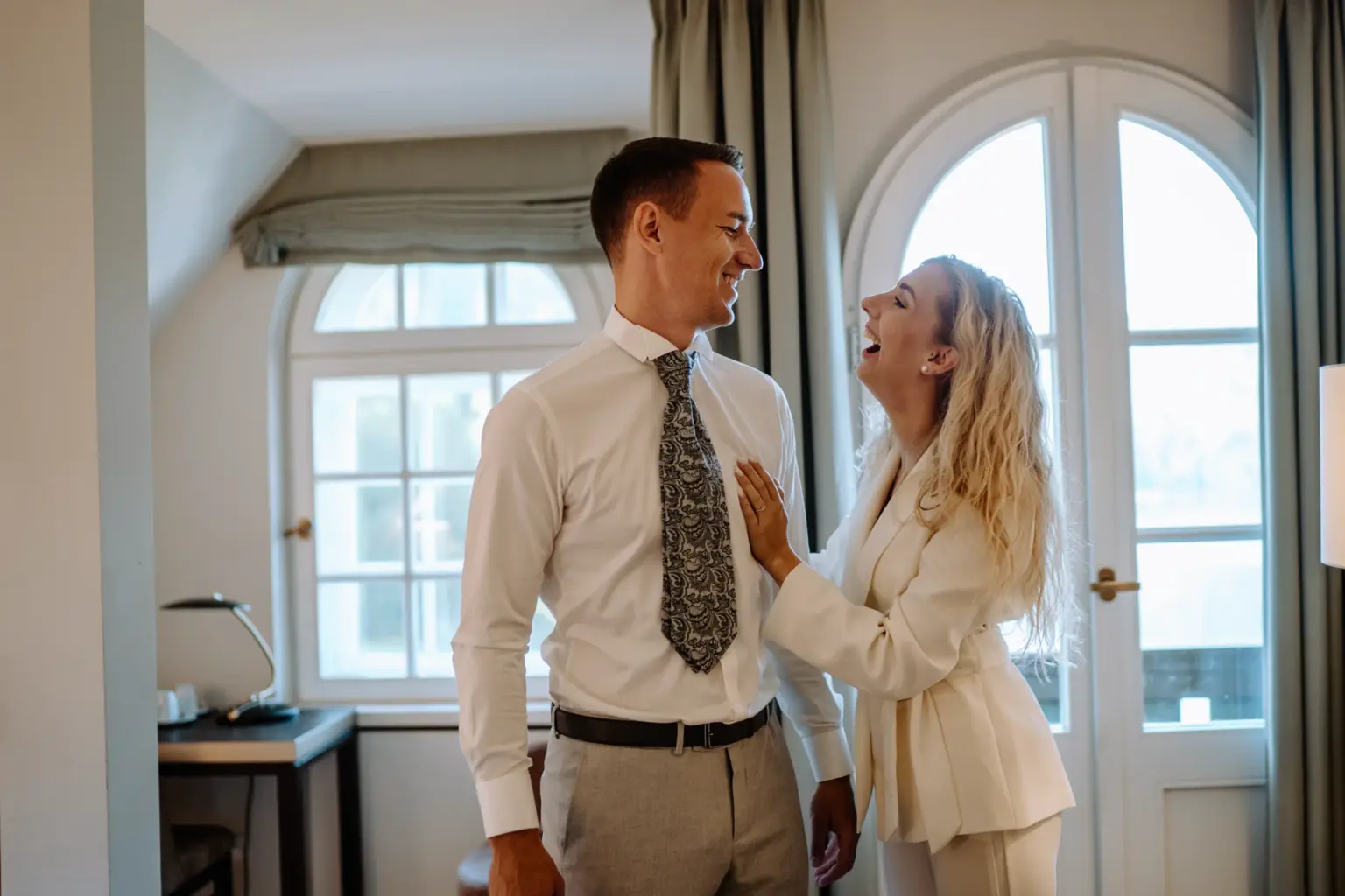 Authentische Stimmung beim gemeinsamen Fertigmachen am Hochzeitstag