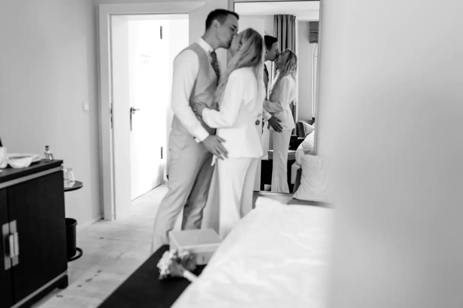 Braut und Bräutigam teilen einen innigen Moment vor der Abfahrt zum Standesamt