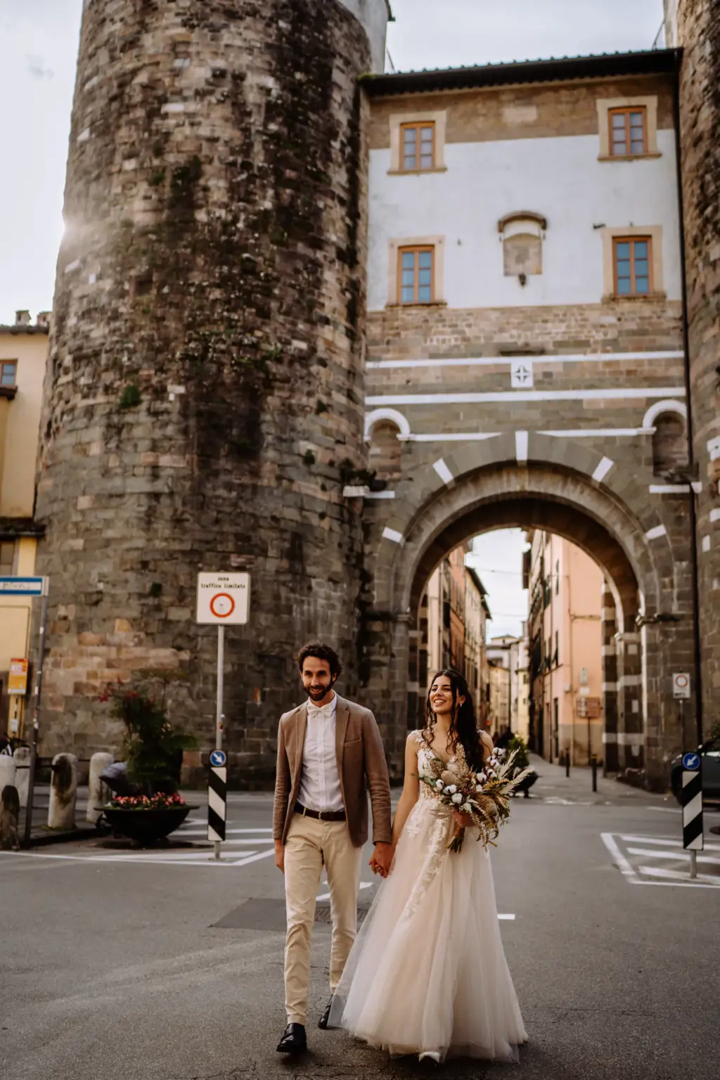 Brautpaar bummelt durch die Stadt bei den Hochzeitsfotos - ganz ungestellt udn authentisch
