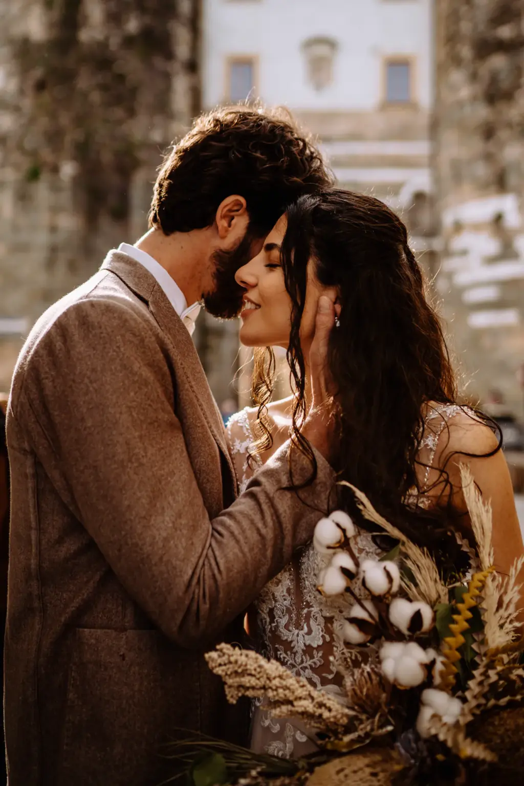 Verliebtes Paar nach der Hochzeit in der Toskana