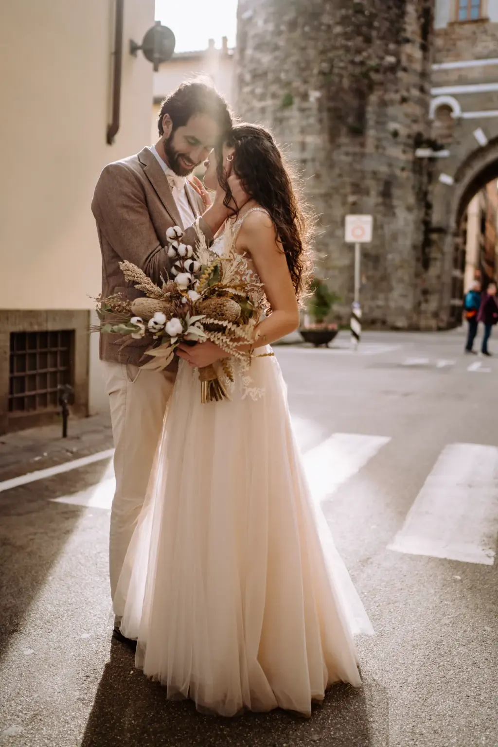 Brautpaarfotos mit wunderschönem Abendlicht in der Stadt in Lucca