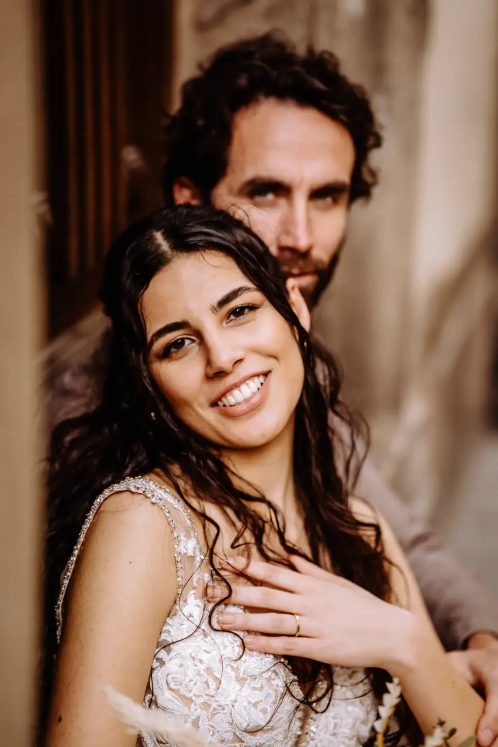 Glückliche Braut beim Paarshooting nach der Trauung