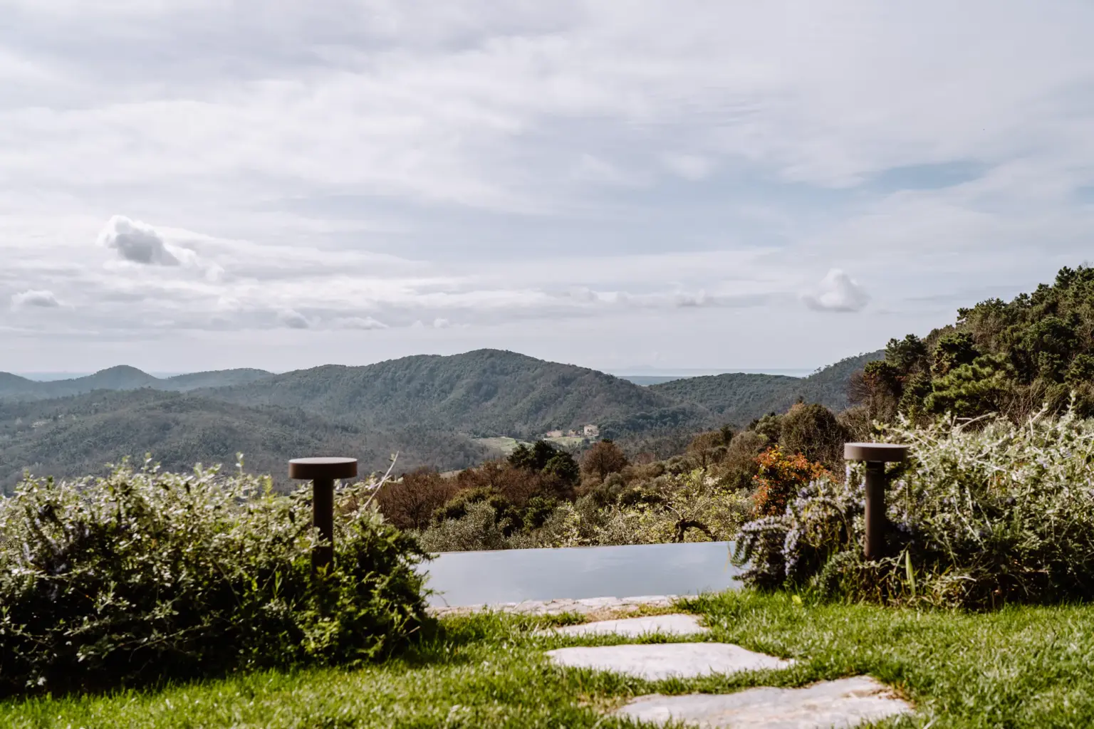 Ausblick von der Villa in der Toskana mit Blick auf den Pool