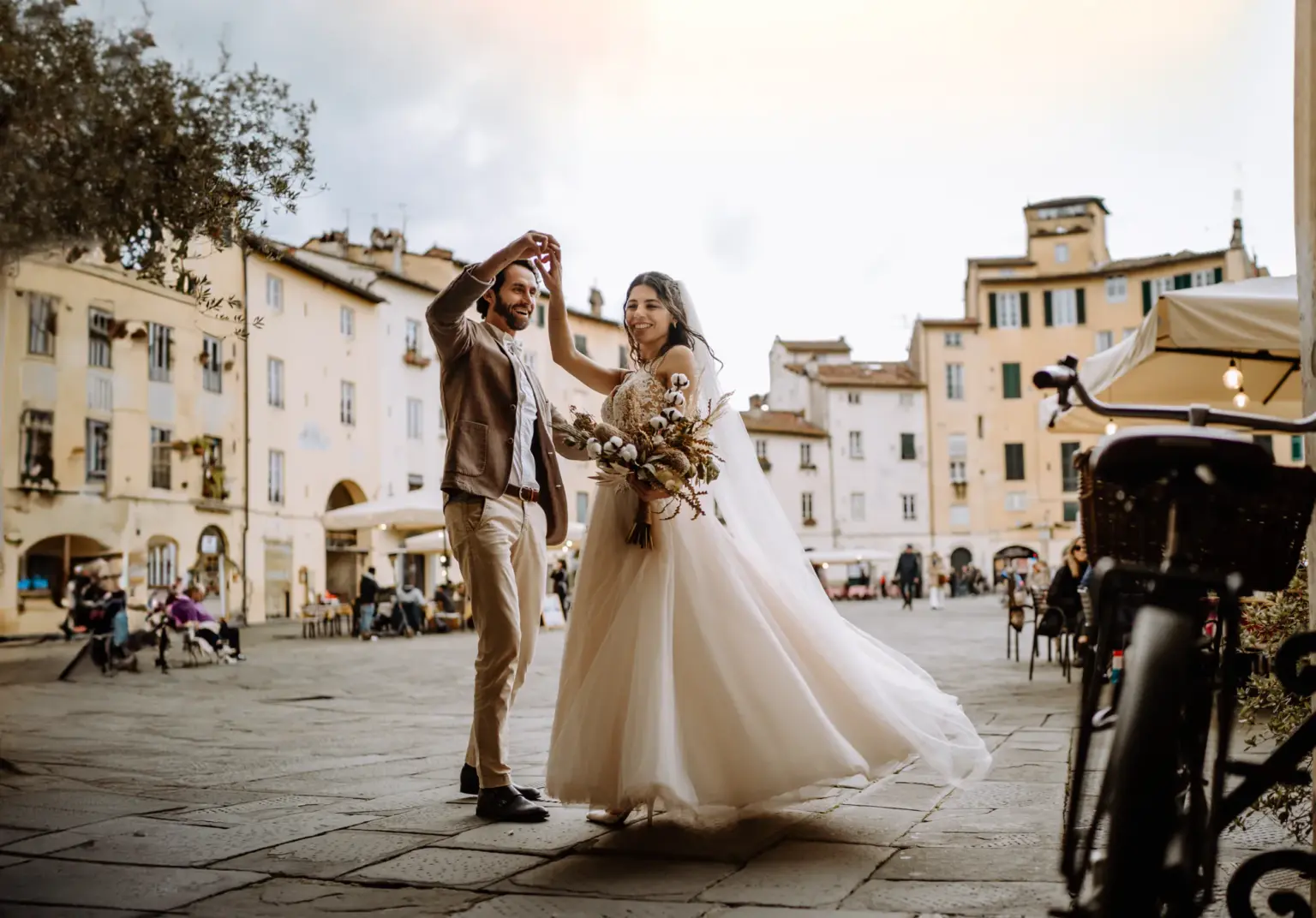 Brautpaar tanzt auf dem zentralen Platz in Lucca