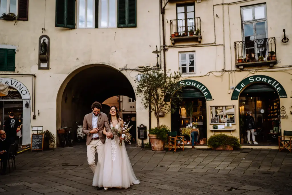 Hochzeitsfotos ohne gestellte Posen in Lucca in der Toskana