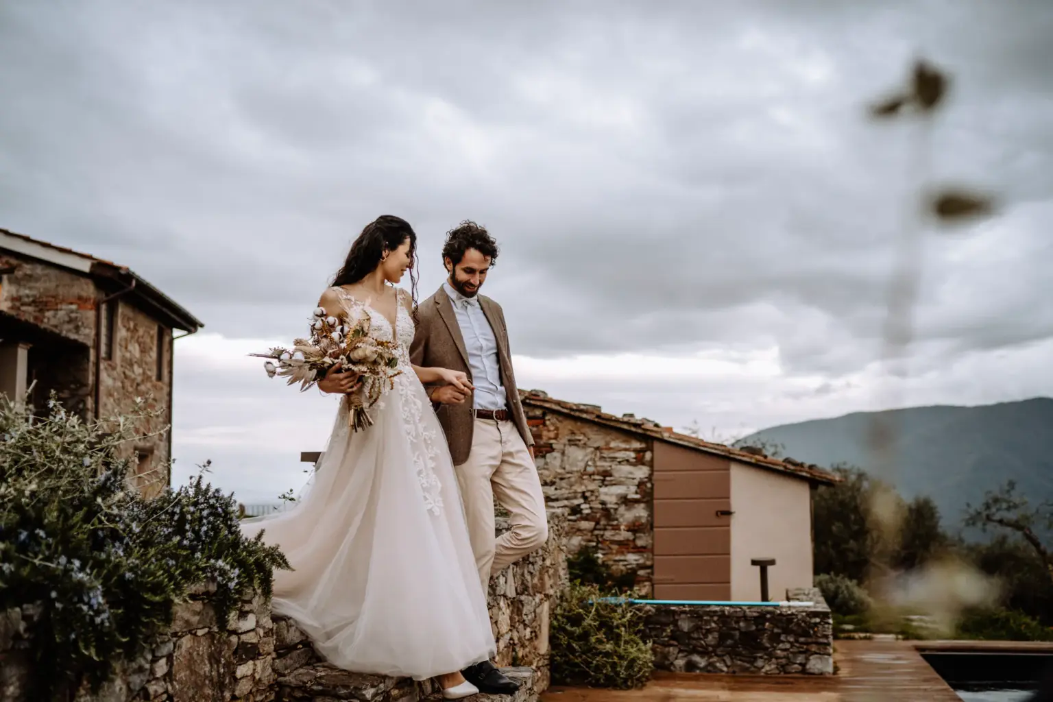Brautpaar bei Sonnenuntergang in der toskanischen Landschaft