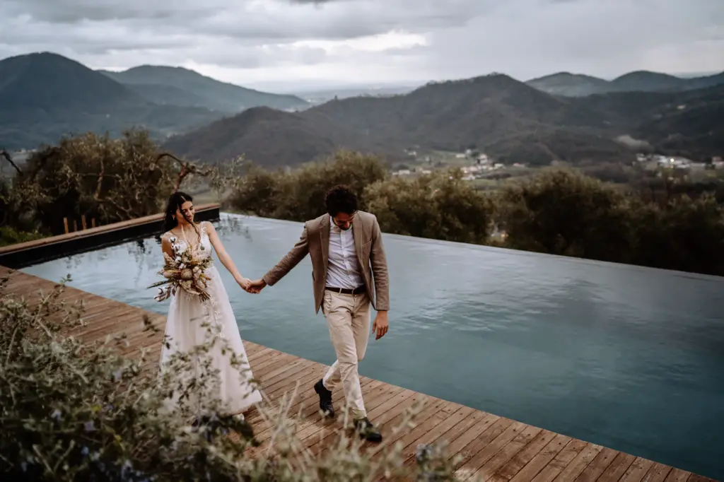 Destination Wedding in Italien an einer Villa mit Pool mit Blick über sanfte Hügel