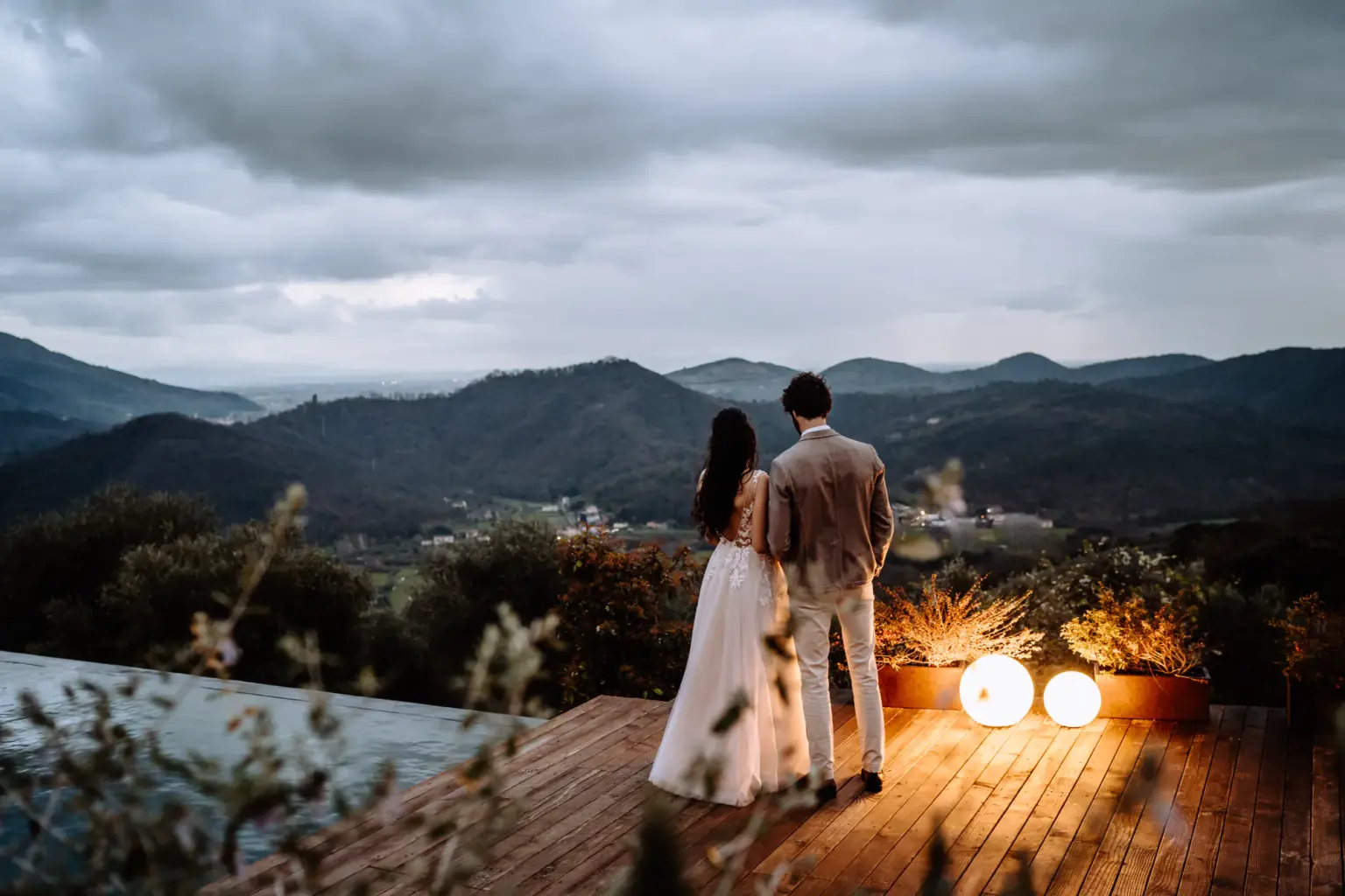 Brautpaar bei Hochzeit in der toskanischen Hügellandschaft im Abendlicht