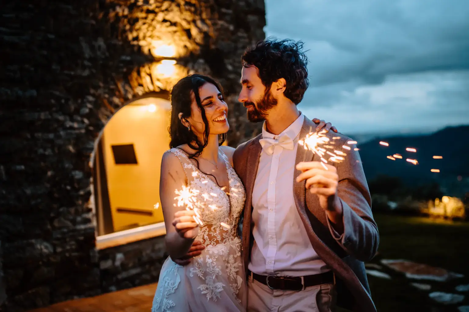 Frisch verheiratetes Paar mit Wunderkerzen am Abend nach ihrer Hochzeit in der Toskana