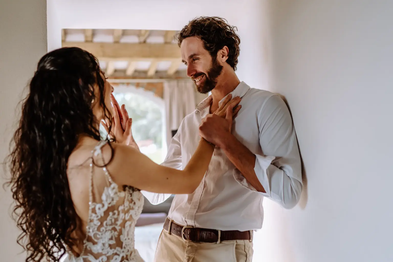 Authentische und ungestellte Hochzeitsfotos in der Villa in der Toskana