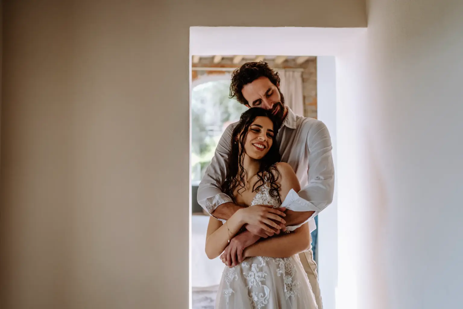 Braut und Bräutigam treffen sich vor der Hochzeit