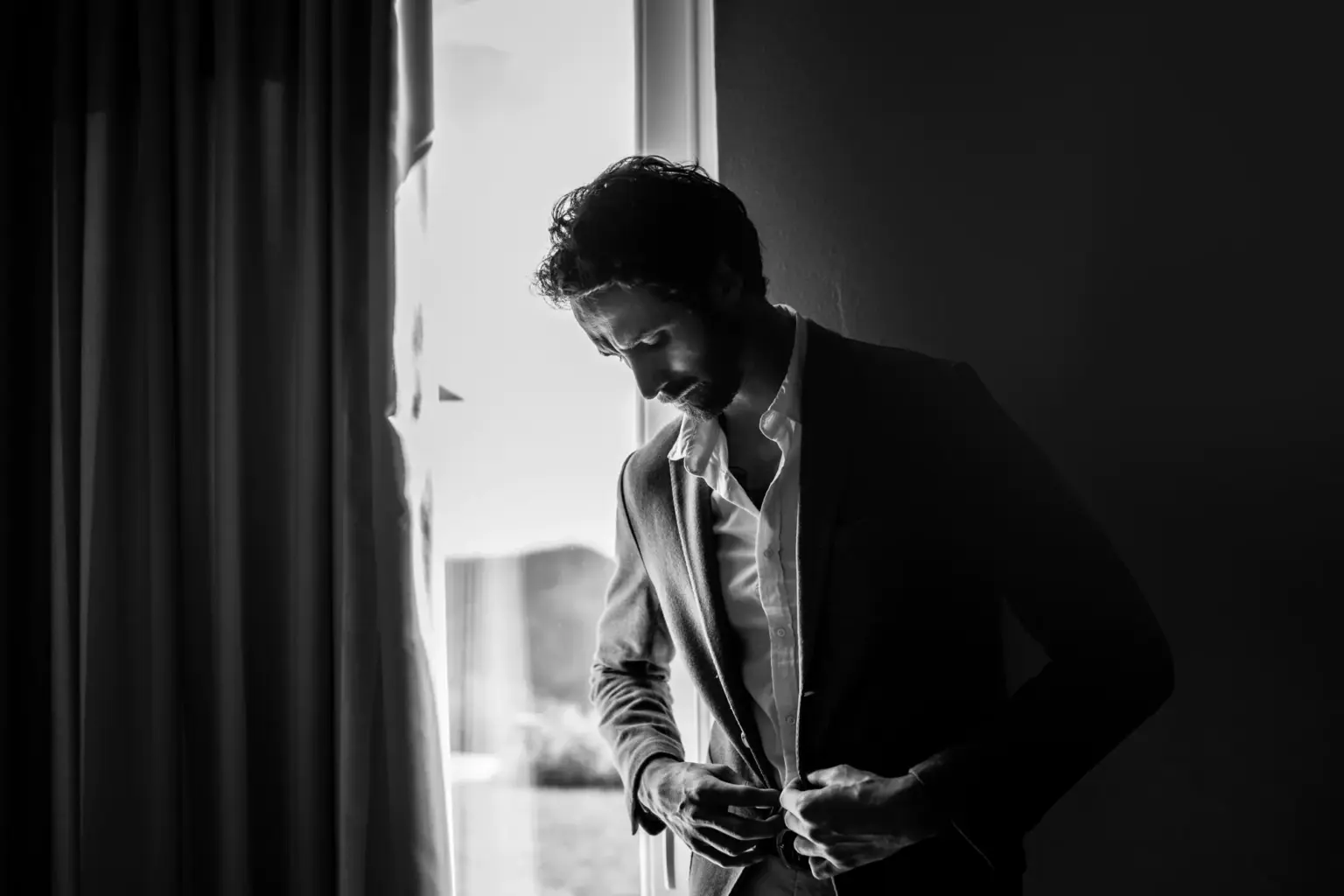 Bräutigam zieht sich sein Sakko an beim Getting Ready