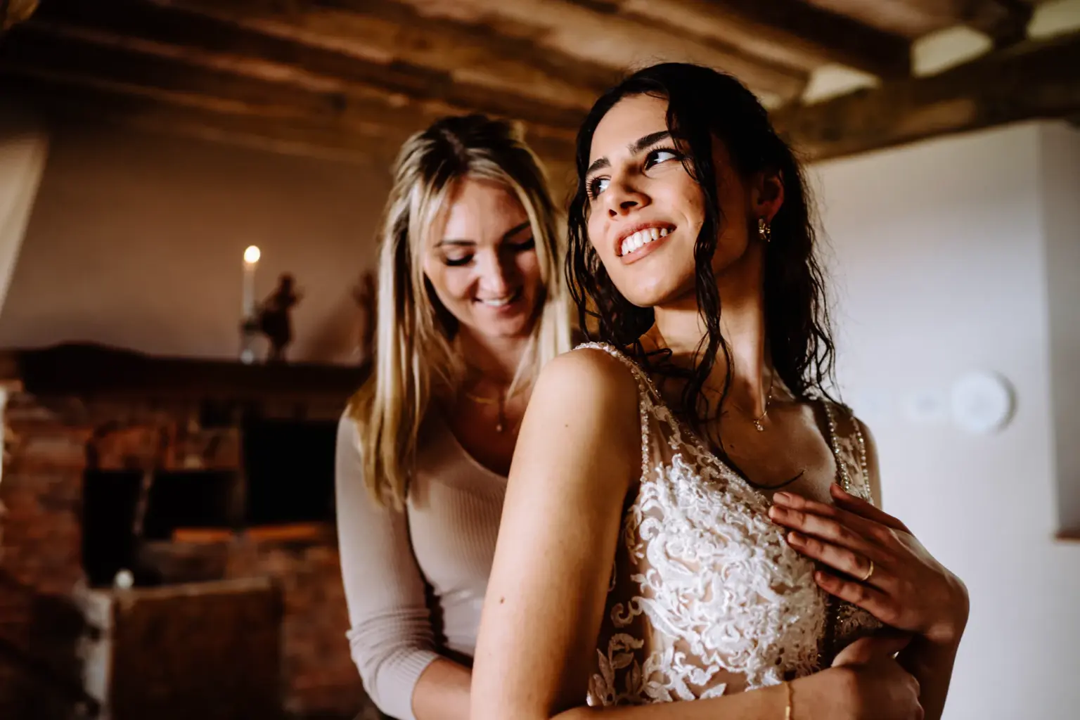 Ankleiden der Braut beim Getting Ready