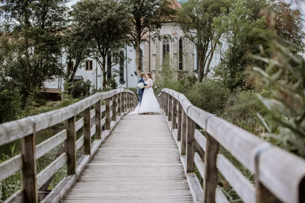 Braut und Bräutigam auf der Brücke vor dem Kloster
