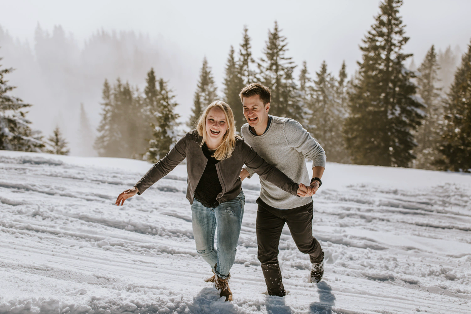 Entspanntes Paarshooting hoch oben auf dem Tegelberg