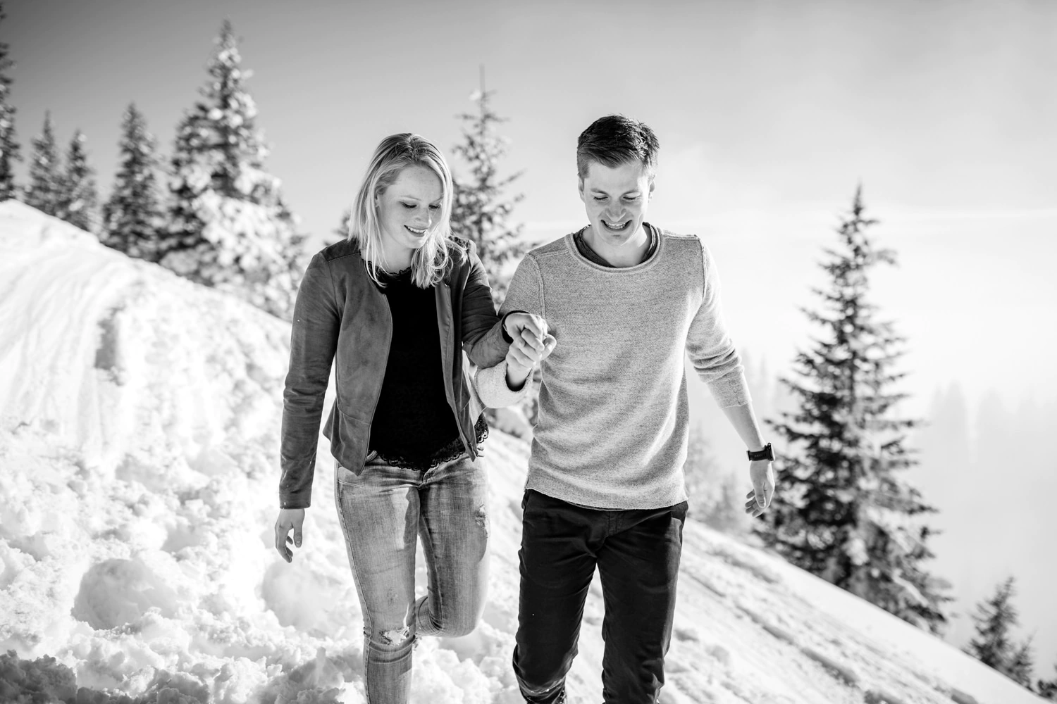 Paarfotos auf dem Tegelberg bei klarer Winterluft durch den Schnee