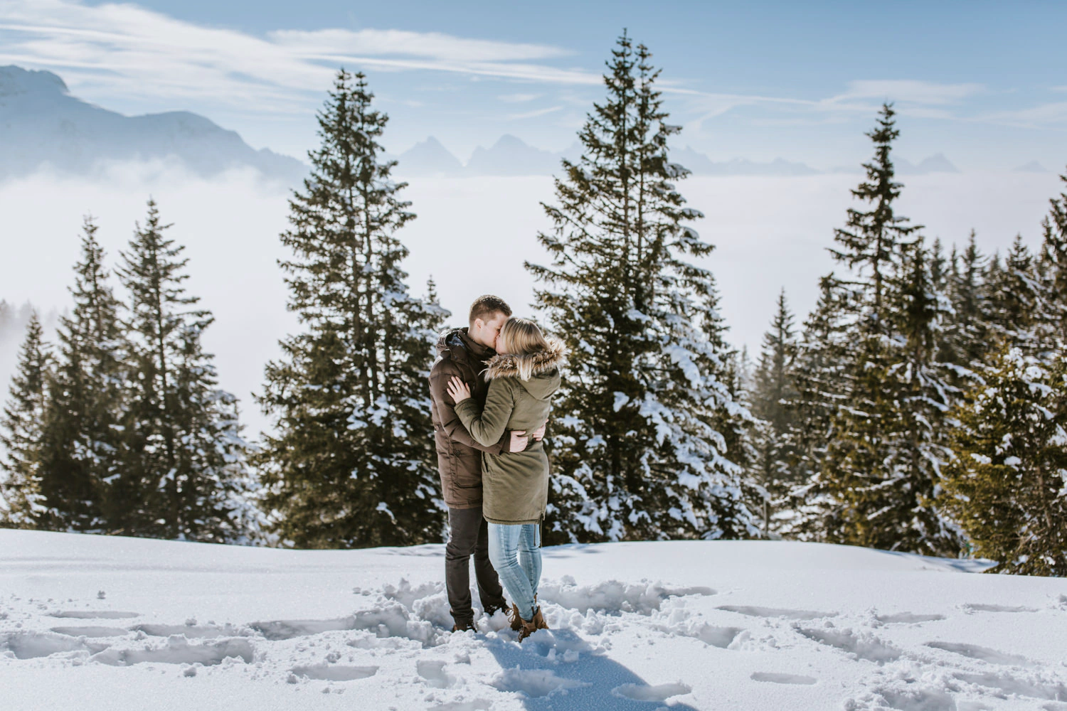Innige Momente beim Paarshooting im Schnee