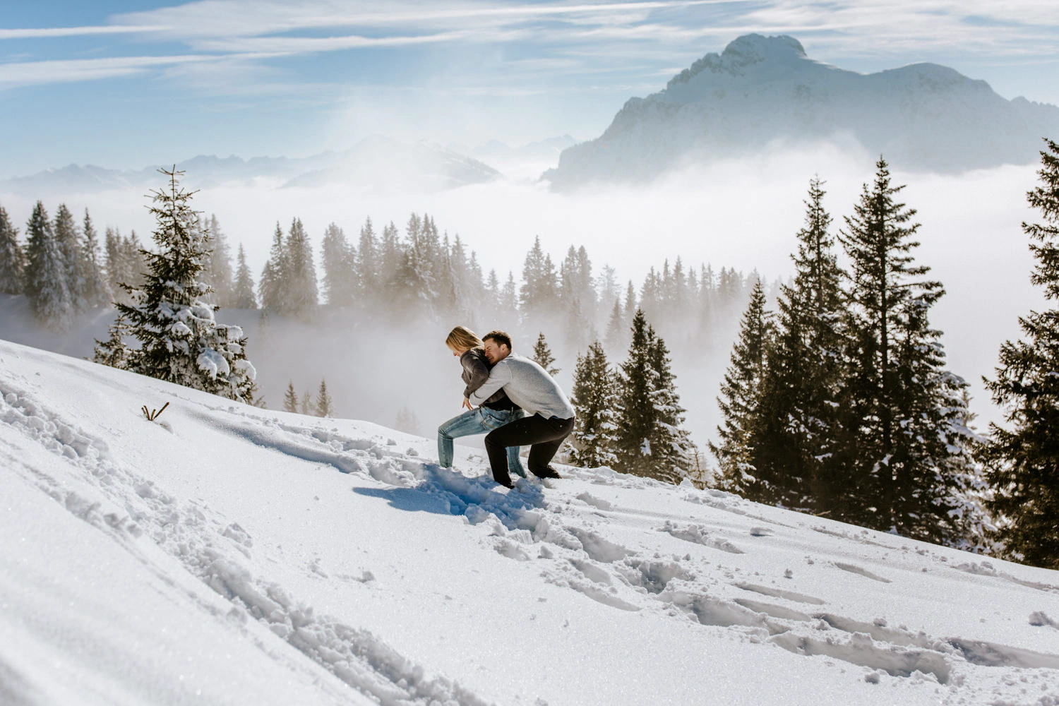 Spaß und Erlebnis bei Paarfotos auf einem Berg bei Füssen