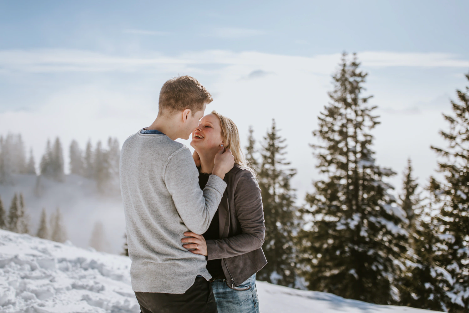Paarfotos auf dem Tegelberg mit weichem Winterlicht bei Füssen