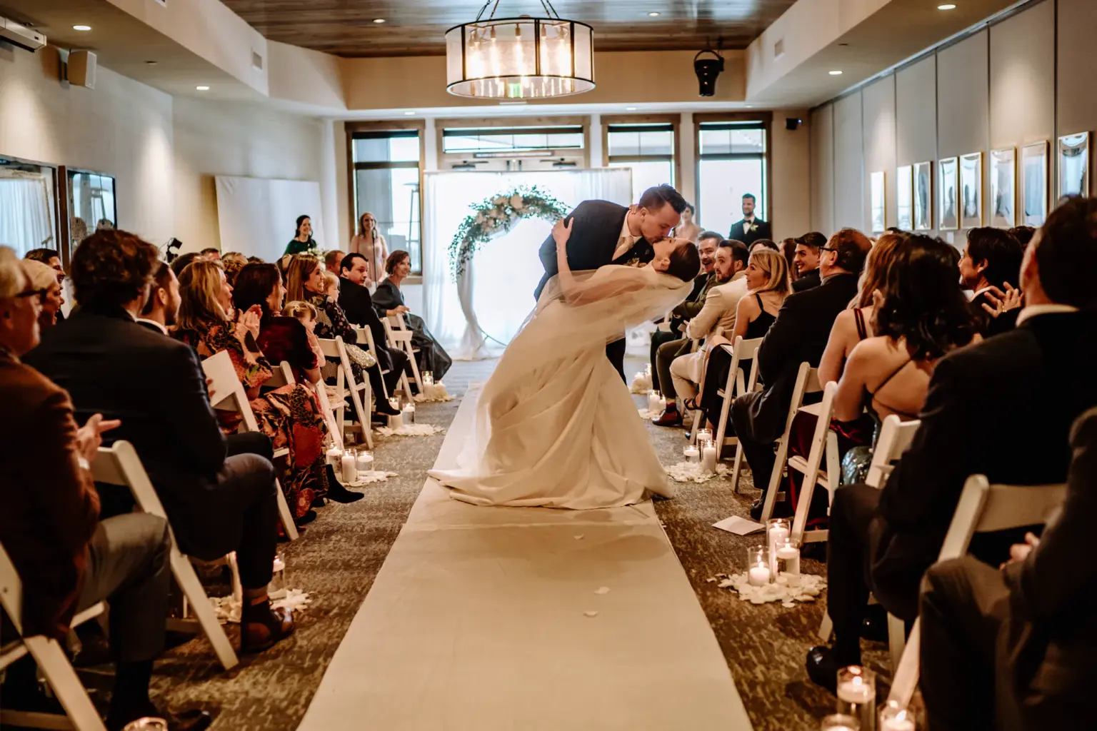 Der erste Kuss nach der emotionalen Trauung