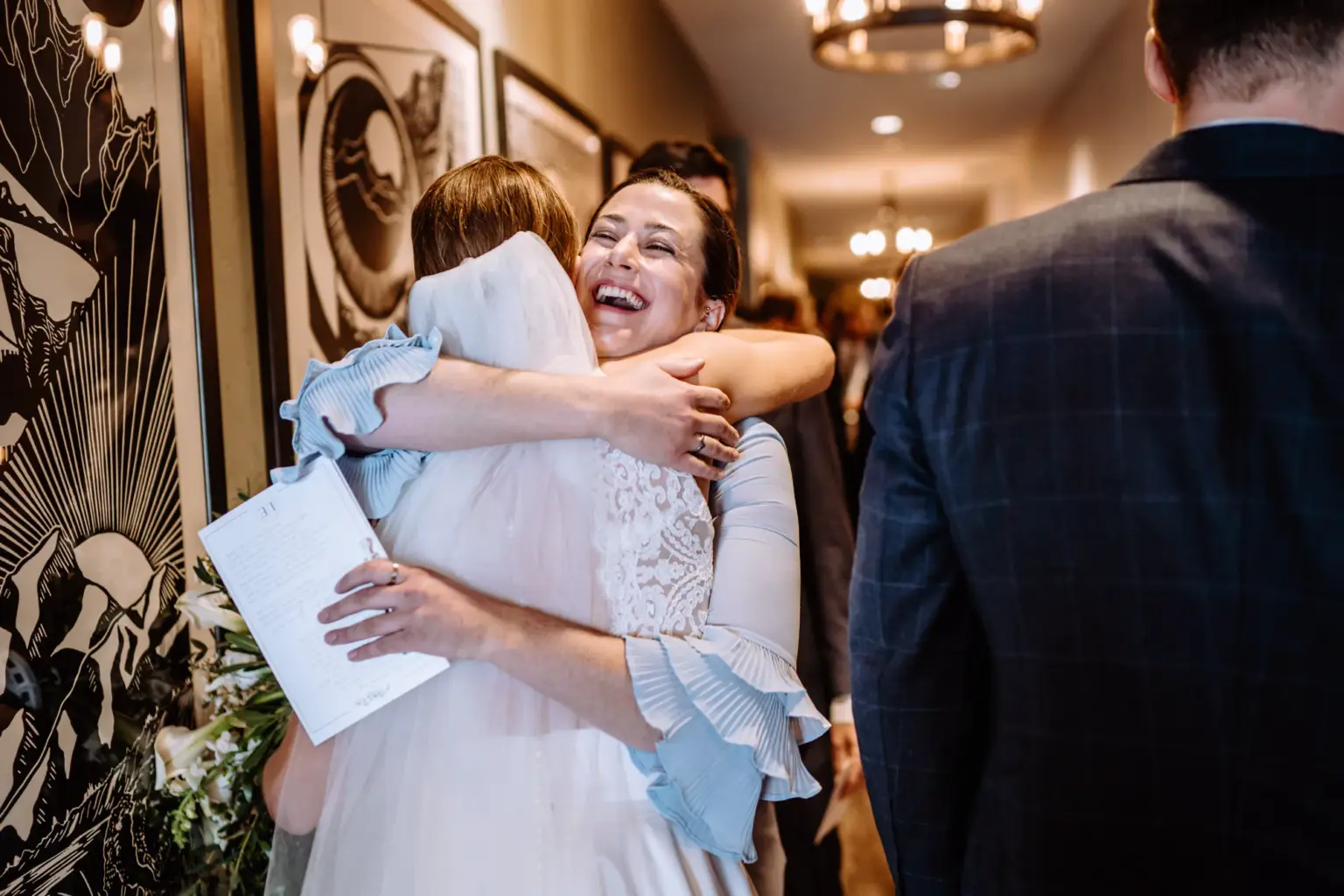 Lachen der Gäste bei Destination Wedding