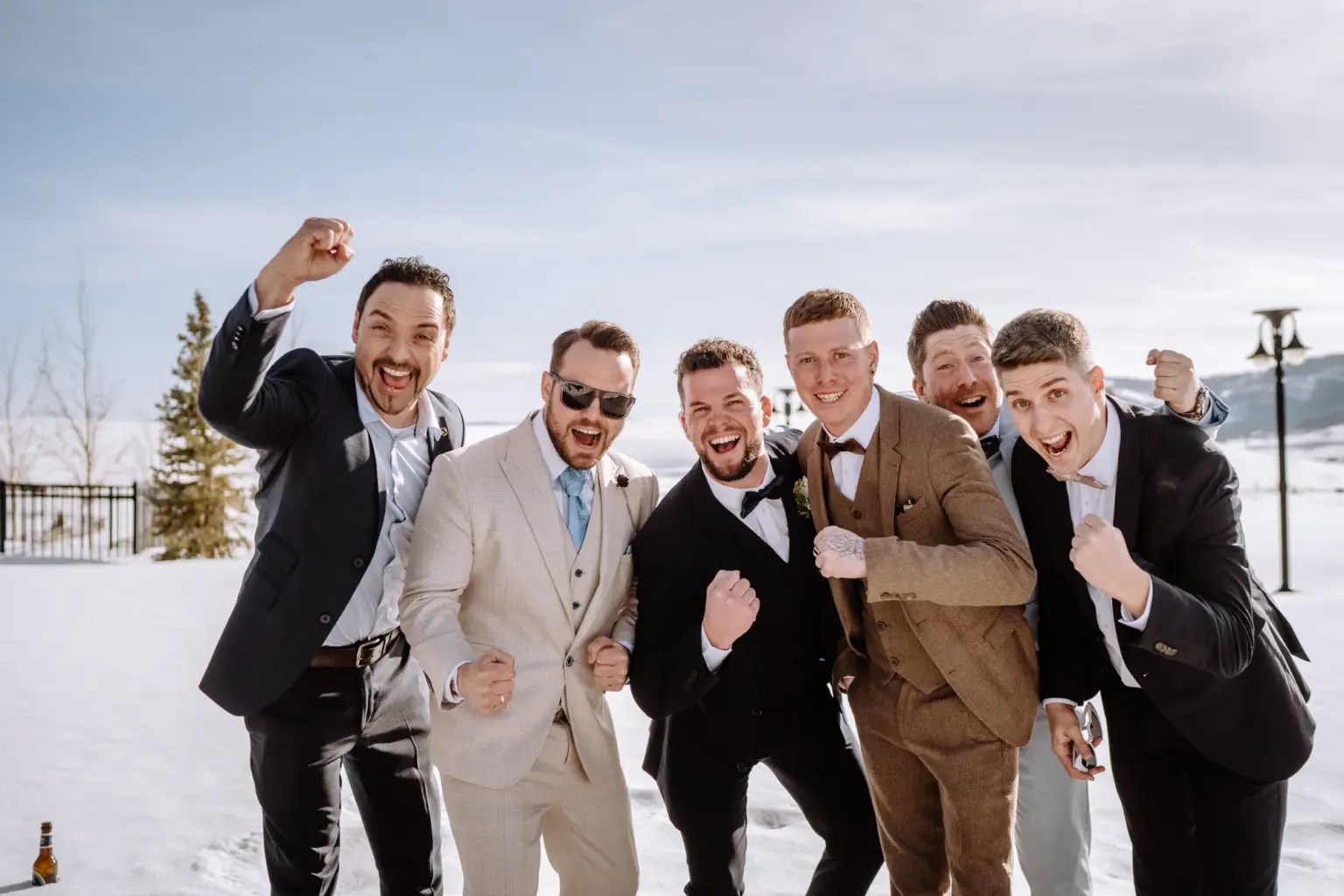 Bräutigam und seine Freunde beim Feiern bei der Hochzeit