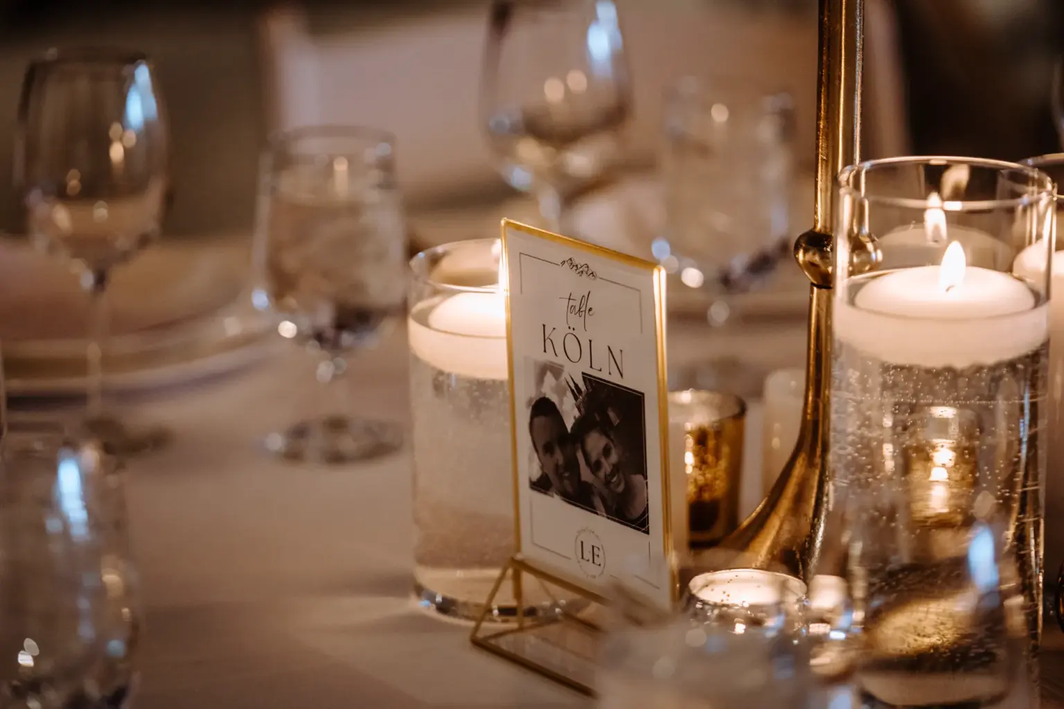 Hochzeitsdekoration beim Abendessen