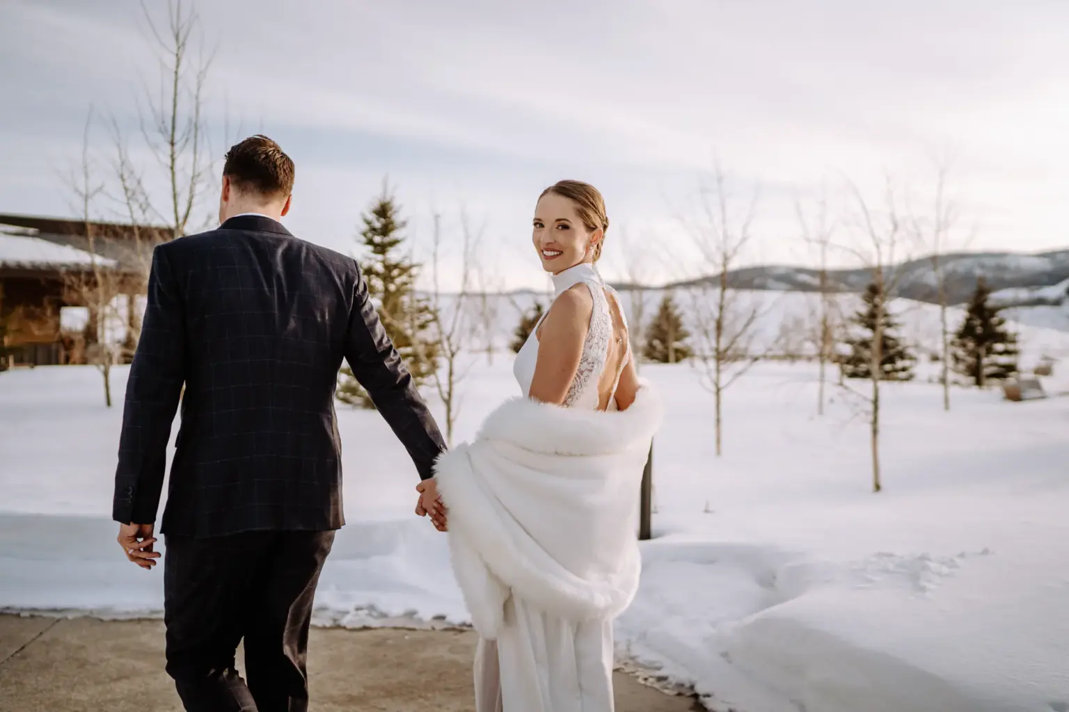 Brautpaar im warmen Winterlicht