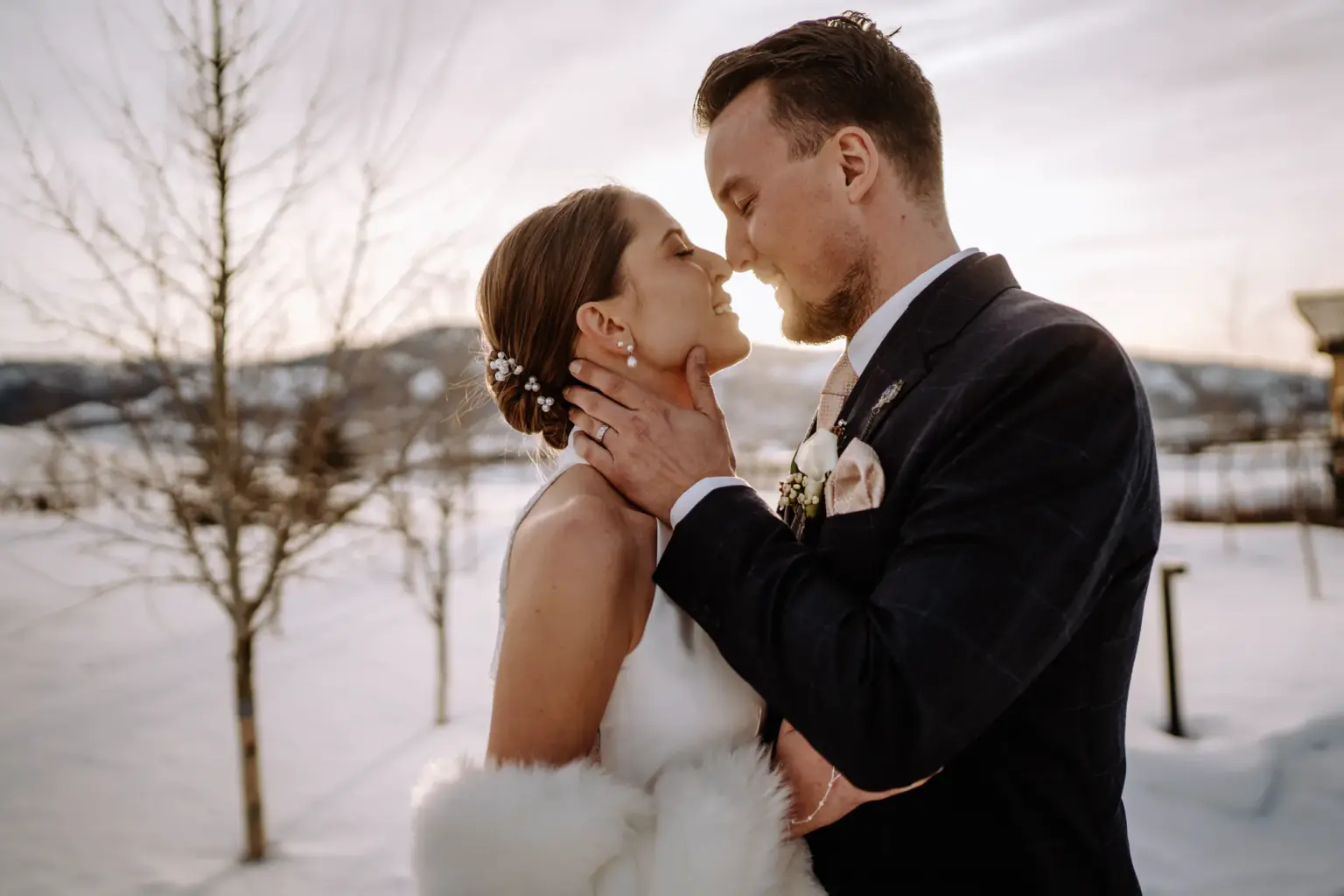 Emotionale Nähe des Brautpaares im Winter