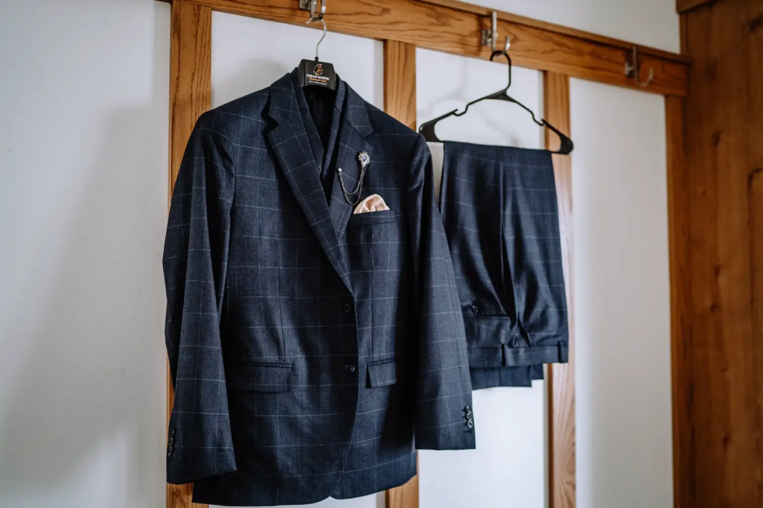 Detailfotos vom Hochzeitsanzug