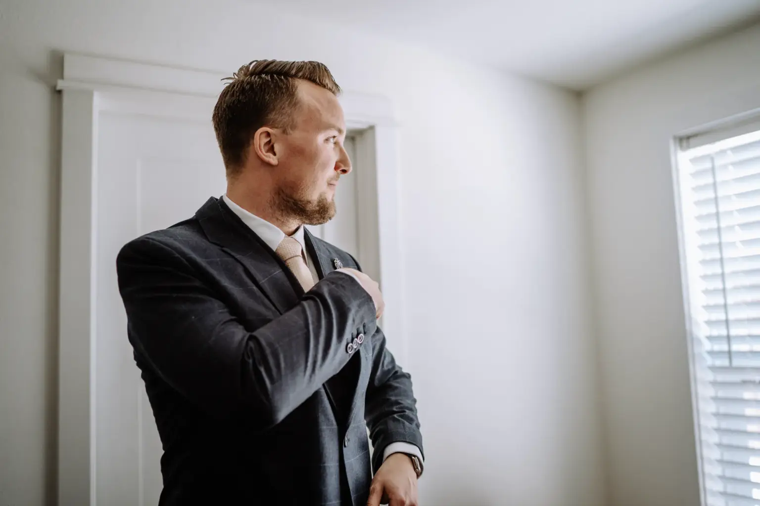 Getting Ready des Bräutigams in einer Villa in Granby