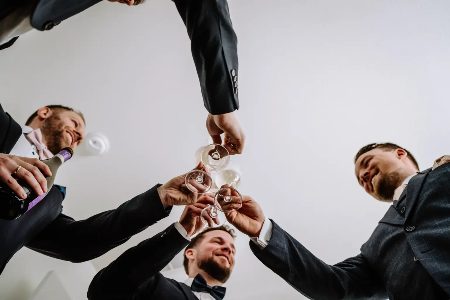 Getting Ready des Bräutigams mit den Jungs in Colorado