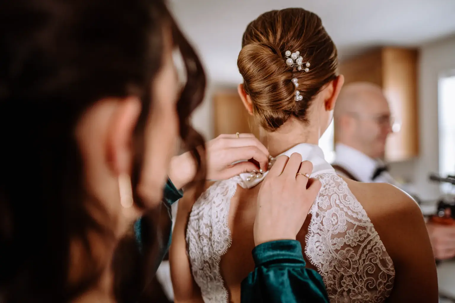 Anziehen des Brautkleides beim Getting Ready der Braut