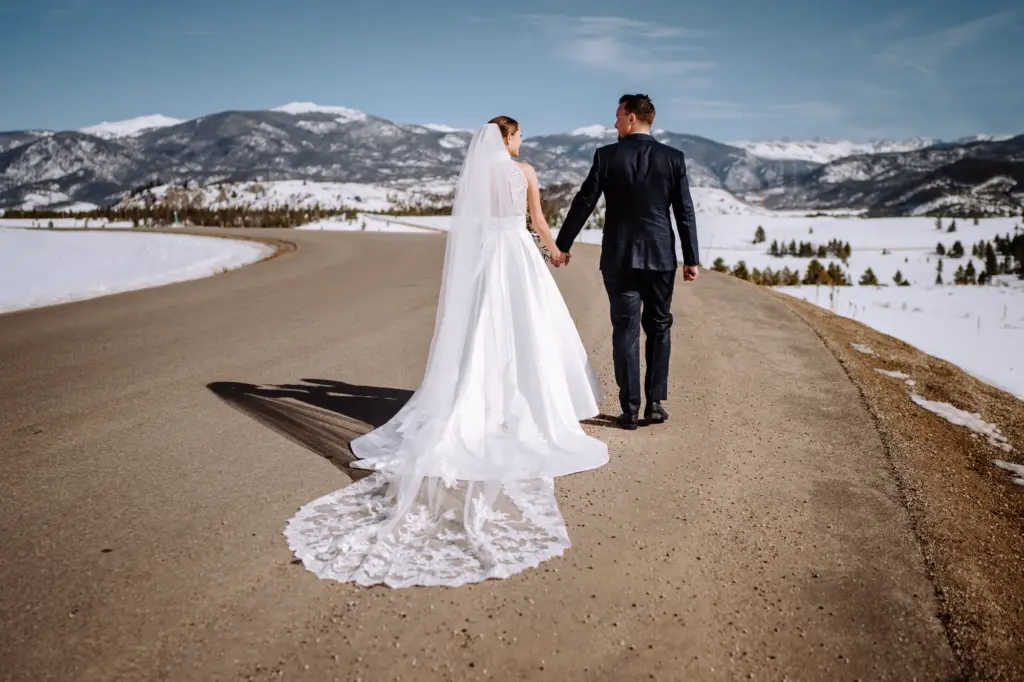 Hand in Hand bei den Hochzeitsfotos in Colorado