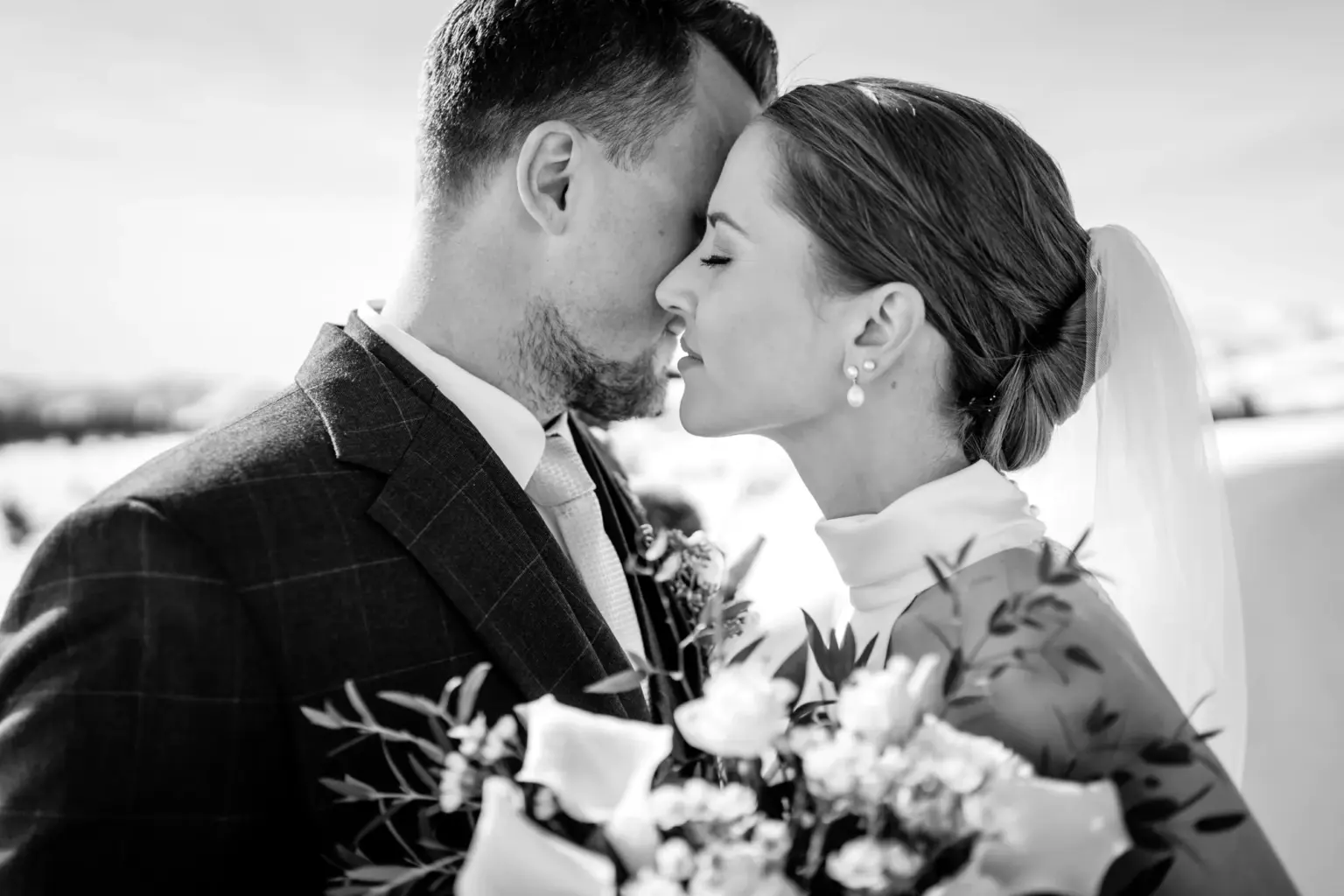 First Look von Braut und Bräutigam in den Rockies