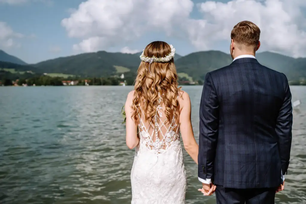 Brautpaar genießt einen stillen Moment am See