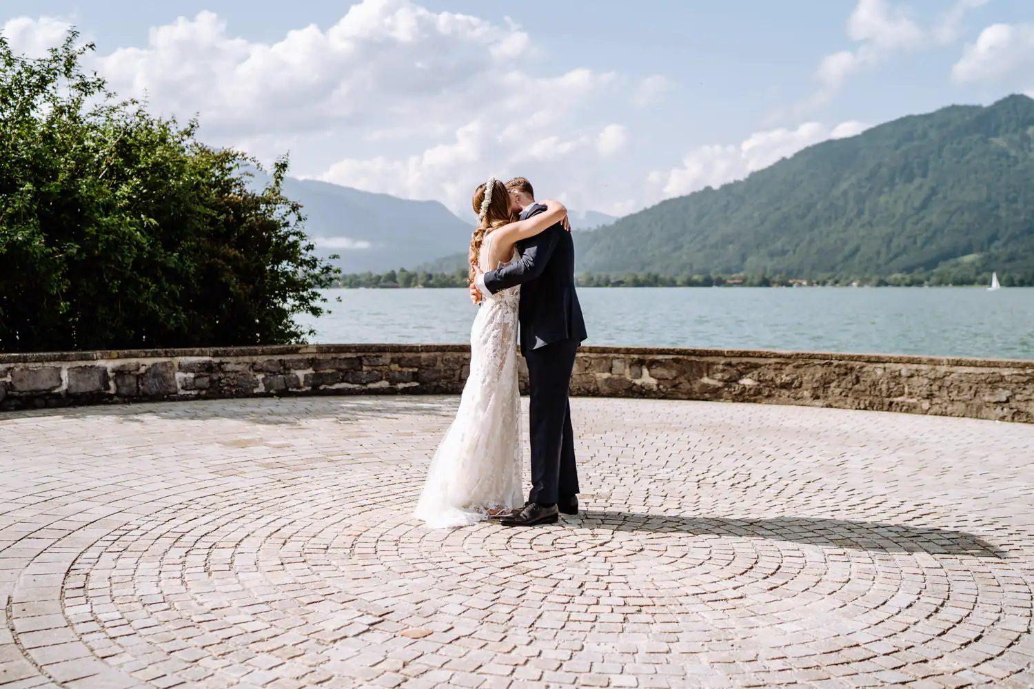 Braut und Bräutigam sehen sich zum ersten Mal am See