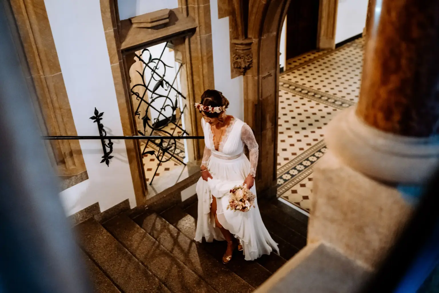 Braut betritt das Rathaus mit ihrem wunderschönen Kleid